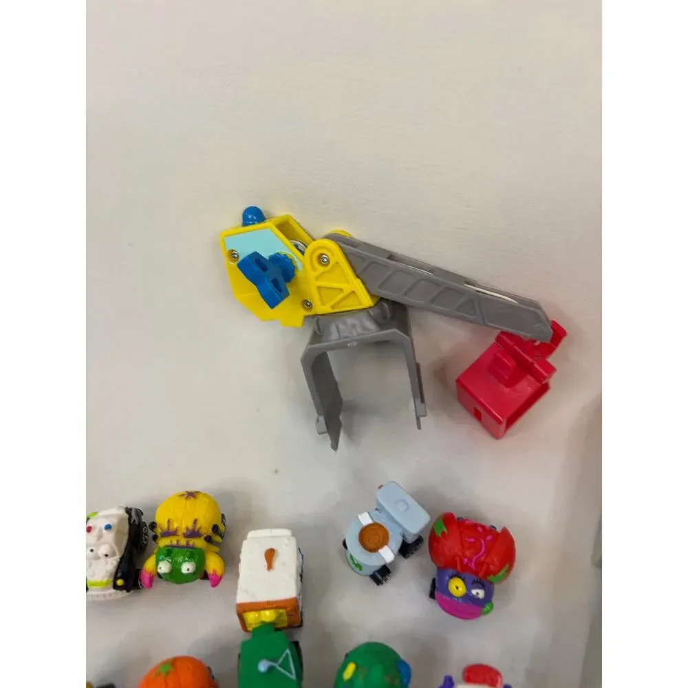 Trash Pack Trash wheels Lot of 18 Cars With parts from playset, as is.